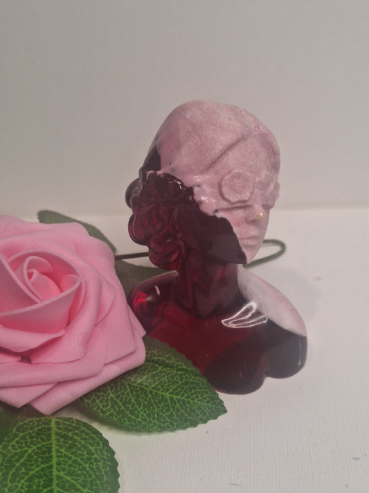Figurine femme fleur